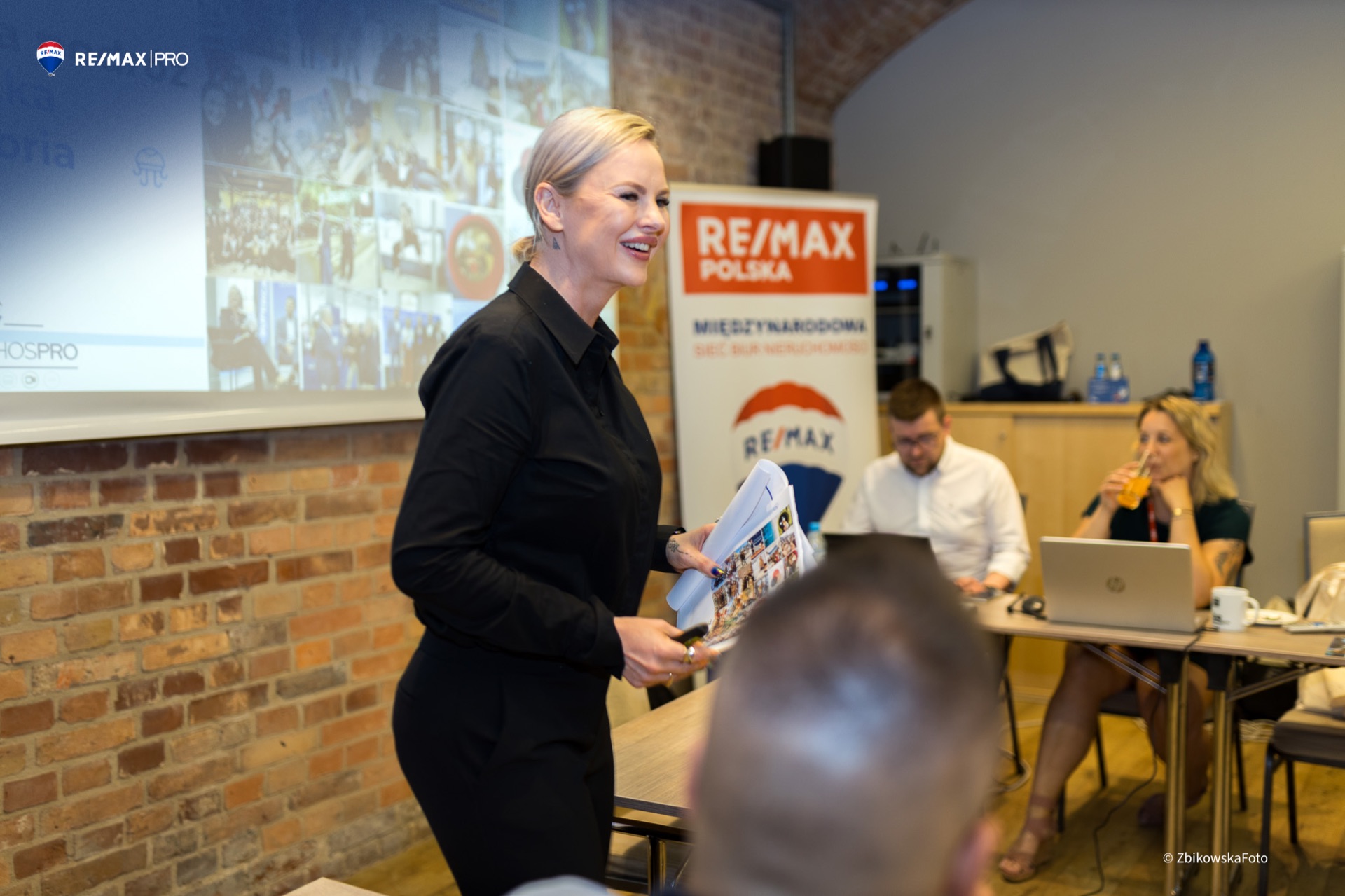 Consultora RE/MAX PRO em apresentação